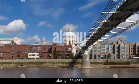 Millennium Bridge (Ponte traballante) e il fiume Tamigi con la bassa marea con la Cattedrale di San Paolo a livello del punto focale City of London REGNO UNITO Foto Stock