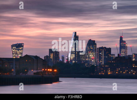 London Financial city center grattacieli visto dal Canary Wharf comprese.... "WalkieTalkie','Gherkin' Cheese-Grater' etc London EC1 Foto Stock