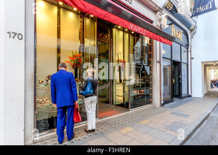 Un paio di Shopping in New Bond Street, Londra, Regno Unito Foto Stock