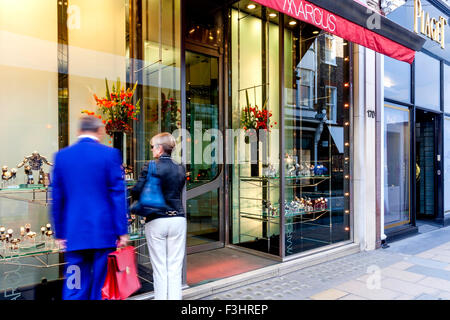 Un paio di Shopping in New Bond Street, Londra, Regno Unito Foto Stock