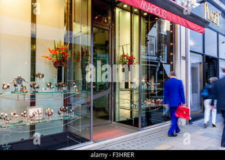 Un paio di Shopping in New Bond Street, Londra, Regno Unito Foto Stock