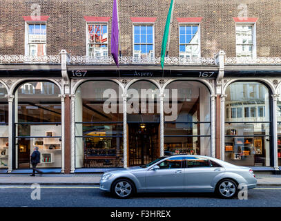 Auto di lusso attendono fuori Asprey Gioielleria, New Bond Street, Londra, Regno Unito Foto Stock