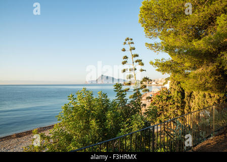 Le calme acque della baia di Altea su una mattina di sole Foto Stock