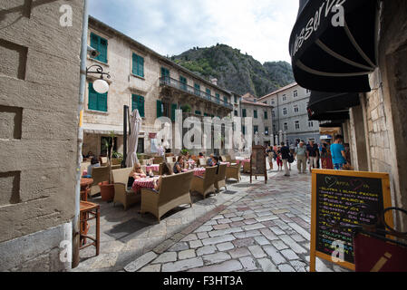 Tabelle di ristorante all'aperto nella Città Vecchia, Kotor, Montenegro Foto Stock