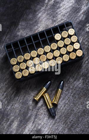 La dispersione di piccole cartucce calibro su uno sfondo di legno Foto Stock