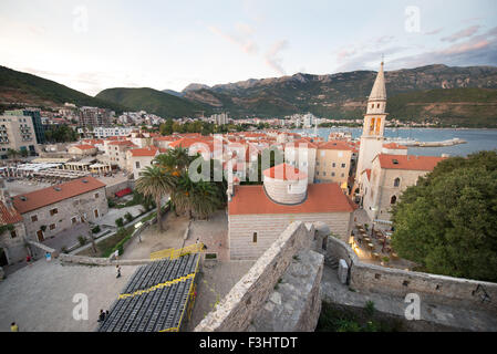 Vista della Città Vecchia dalle mura della città di Budva, Montenegro Foto Stock