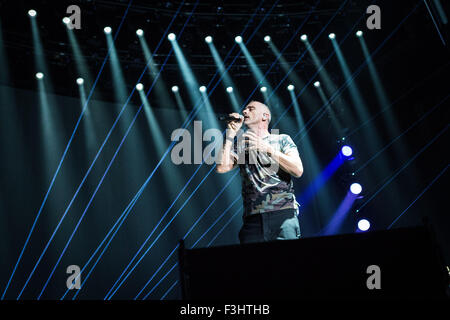 Assago, Italia. 07 ott 2015. Il cantante italiano e song-writer Eros Ramazzotti canta durante il suo concerto dal vivo al Mediolanum Forum di Assago a Milano. © Roberto Finizio/Pacific Press/Alamy Live News Foto Stock