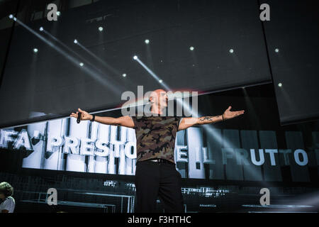 Assago, Italia. 07 ott 2015. Il cantante italiano e song-writer Eros Ramazzotti canta durante il suo concerto dal vivo al Mediolanum Forum di Assago a Milano. © Roberto Finizio/Pacific Press/Alamy Live News Foto Stock