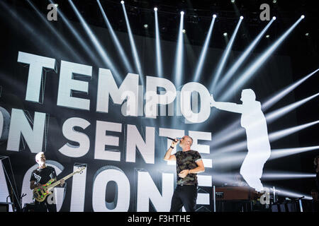 Assago, Italia. 07 ott 2015. Il cantante italiano e song-writer Eros Ramazzotti canta durante il suo concerto dal vivo al Mediolanum Forum di Assago a Milano. © Roberto Finizio/Pacific Press/Alamy Live News Foto Stock