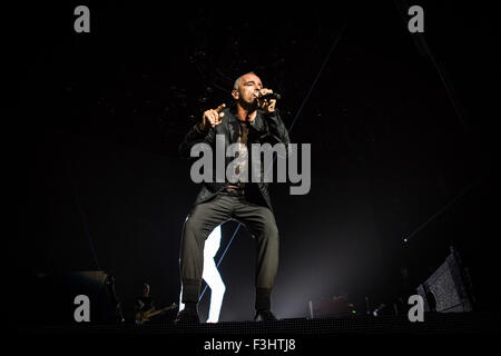 Assago, Italia. 07 ott 2015. Il cantante italiano e song-writer Eros Ramazzotti canta durante il suo concerto dal vivo al Mediolanum Forum di Assago a Milano. © Roberto Finizio/Pacific Press/Alamy Live News Foto Stock