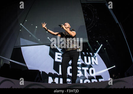 Assago, Italia. 07 ott 2015. Il cantante italiano e song-writer Eros Ramazzotti canta durante il suo concerto dal vivo al Mediolanum Forum di Assago a Milano. © Roberto Finizio/Pacific Press/Alamy Live News Foto Stock