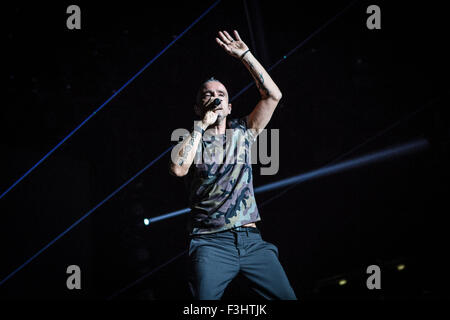 Assago, Italia. 07 ott 2015. Il cantante italiano e song-writer Eros Ramazzotti canta durante il suo concerto dal vivo al Mediolanum Forum di Assago a Milano. © Roberto Finizio/Pacific Press/Alamy Live News Foto Stock