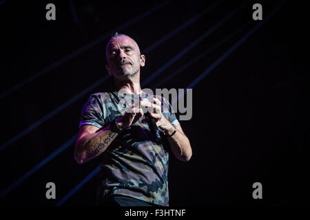 Assago, Italia. 07 ott 2015. Il cantante italiano e song-writer Eros Ramazzotti canta durante il suo concerto dal vivo al Mediolanum Forum di Assago a Milano. © Roberto Finizio/Pacific Press/Alamy Live News Foto Stock