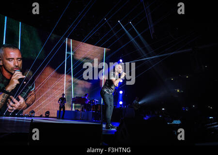 Assago, Italia. 07 ott 2015. Il cantante italiano e song-writer Eros Ramazzotti canta durante il suo concerto dal vivo al Mediolanum Forum di Assago a Milano. © Roberto Finizio/Pacific Press/Alamy Live News Foto Stock