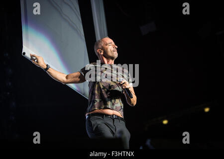 Assago, Italia. 07 ott 2015. Il cantante italiano e song-writer Eros Ramazzotti canta durante il suo concerto dal vivo al Mediolanum Forum di Assago a Milano. © Roberto Finizio/Pacific Press/Alamy Live News Foto Stock