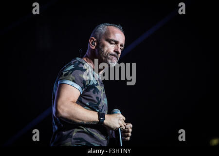 Assago, Italia. 07 ott 2015. Il cantante italiano e song-writer Eros Ramazzotti canta durante il suo concerto dal vivo al Mediolanum Forum di Assago a Milano. © Roberto Finizio/Pacific Press/Alamy Live News Foto Stock