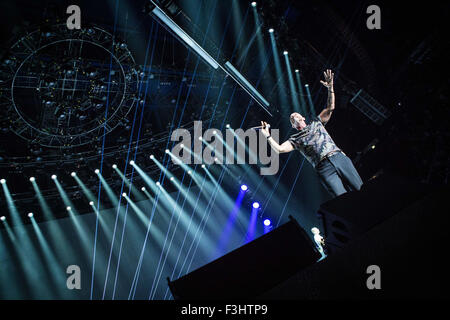 Assago, Italia. 07 ott 2015. Il cantante italiano e song-writer Eros Ramazzotti canta durante il suo concerto dal vivo al Mediolanum Forum di Assago a Milano. © Roberto Finizio/Pacific Press/Alamy Live News Foto Stock