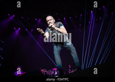 Assago, Italia. 07 ott 2015. Il cantante italiano e song-writer Eros Ramazzotti canta durante il suo concerto dal vivo al Mediolanum Forum di Assago a Milano. © Roberto Finizio/Pacific Press/Alamy Live News Foto Stock