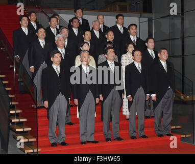 Tokyo, Giappone. Il 7 ottobre, 2015. Giappone il Primo Ministro Shinzo Abe, fila anteriore centrale, partecipa a una sessione di foto con i suoi ministri presso il suo ufficio a Tokyo il Mercoledì, 7 ottobre 2015, in seguito ad un rimpasto del suo gabinetto. © Natsuki Sakai/AFLO/Alamy Live News Foto Stock