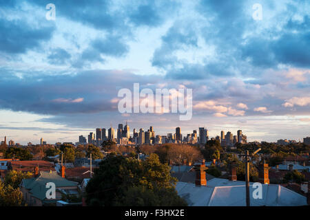 Vista al tramonto del CBD di Melbourne e skyline oltre i tetti Northcote da Ruckers Hill, Northcote, Victoria, Australia Foto Stock
