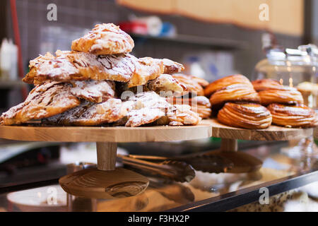 Torte e pasticcini sul display in una caffetteria di Melbourne Foto Stock