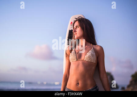 Ragazza del surfista. Foto Stock