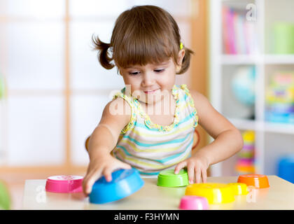 Kid bambina gioca con giocattoli per interni Foto Stock