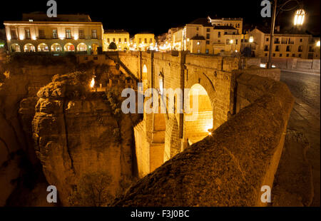 Ponte illuminato dalla città vecchia di Ronda, Spagna. Scena notturna Foto Stock