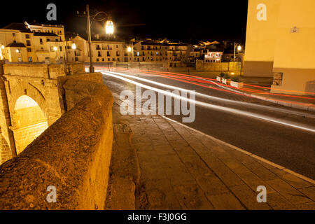 Ponte illuminato dalla città vecchia di Ronda, Spagna. Scena notturna Foto Stock