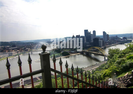Soleggiata vista sullo skyline di Pittsburgh, Pennsylvania con grattacieli, ponti e Allegheny e Monongahela diventare il fiume Ohio Foto Stock