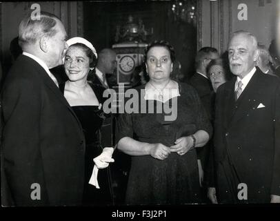 San 24 Febbraio, 1967. Laurent è ricevuto dal nuovo presidente francese: Mr.Louis Saint Laurent, il primo ministro del Canada ha pagato una visita ufficiale a M. René Coty, il Presidente francese, all'Elysee Palace di Parigi oggi. La foto mostra prima di andare a pranzo da L a R. M. René Coty, la sig.ra O'Donnell (figlia del sig. St Laurent) Madame Coty e Mr.Saint Laurent. © Keystone Pictures USA/ZUMAPRESS.com/Alamy Live News Foto Stock