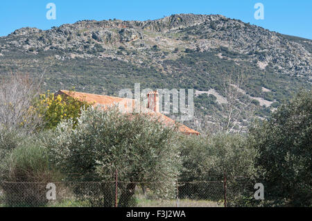 Country house al piede della montagna. Foto scattata a La Fuencaliente, Ciudad Real Provincia, Spagna Foto Stock