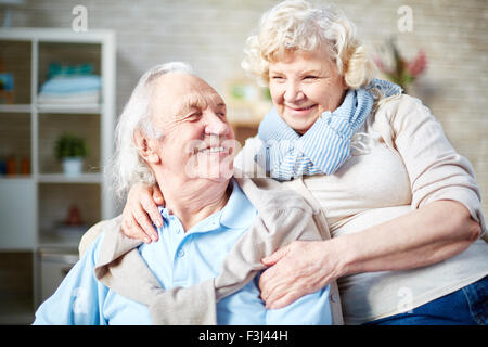 Allegro coppia di anziani in un momento di relax a casa Foto Stock
