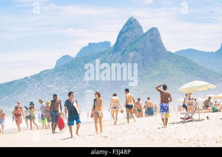 RIO DE JANEIRO, Brasile - 20 gennaio 2013: due fratelli Mountain domina la vista di beachgoers sulla riva della spiaggia di Ipanema. Foto Stock