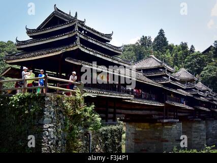 (151008) -- PECHINO, Ottobre 8, 2015 (Xinhua) -- i turisti scattare foto sul ponte di Chengyang, noto anche come ponte di Yongji, un capolavoro di ponti coperti (wind-ponte di pioggia in cinese) per l'etnia Dong villaggi delle minoranze, nella contea di Sanjiang, a sud-ovest della Cina di Guangxi Zhuang Regione autonoma, luglio 12, 2015. (Xinhua/Wang Song) (wsw) Foto Stock