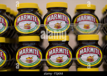 Vasi di marmite su uno scaffale di supermercato Foto Stock