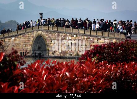 (151008) -- PECHINO, Ottobre 8, 2015 (Xinhua) -- i turisti a piedi sul ponte Duanqiao o Ponte Rotto, sul Lago Ovest di Hangzhou, a est della capitale cinese della Provincia di Zhejiang, Marzo 29, 2015. (Xinhua/Wang Song) (wsw) Foto Stock