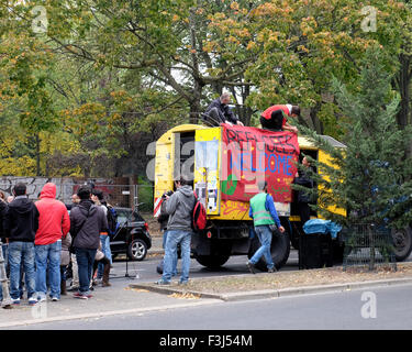 Berlino, Germania, il 7 ottobre 2014. 'My a destra è la tua destra " Gruppo di supporto ha organizzato una manifestazione a Turmstrasse al di fuori del centro di LaGeSo per evidenziare le difficili le procedure di registrazione. I rifugiati hanno affrontato la folla, animatori hanno cantato e i bambini si sono divertiti su una slitta presidiati da volontari. Berlino accoglie i rifugiati ma la città sta lottando per elaborare le folle che arrivano al LaGeSo (Landesamt für Gesundheit und Soziales) centro ogni giorno. Viaggiatori stanchi lotta per l'intervista i numeri e poi attendere per il loro numero da visualizzare. Credito: Eden Breitz/Alamy Live News Foto Stock