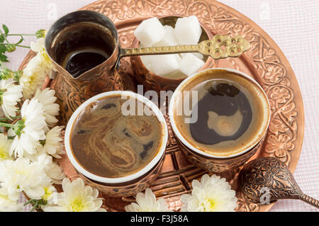 Caffè alla turca con fiori di zucchero e servita su piastra di rame. Foto Stock