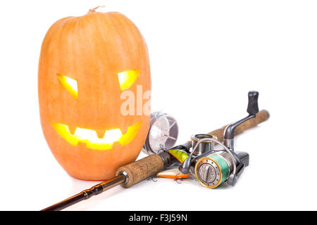 Zucca di Halloween di testa con la pesca affronta su sfondo bianco Foto Stock