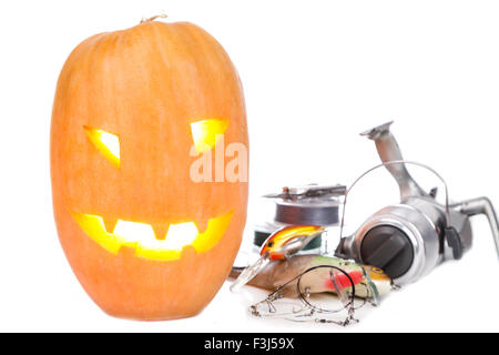 Zucca di Halloween di testa con la pesca affronta su sfondo bianco Foto Stock