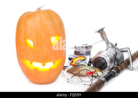 Zucca di Halloween di testa con la pesca affronta su sfondo bianco Foto Stock