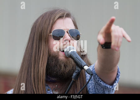 Adam Barron (la voce UK 2013 finalista), cantante con Mick Ralphs Blues Band, al 2015 Darlington R'n'B Festival Foto Stock