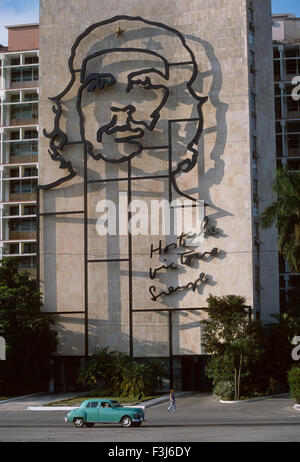 Vecchia vettura americana passando memoriale di Che Guevara, Plaza de la Revolucion, Havana, Cuba Foto Stock