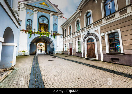 Via Ausros gate (dell'alba) con la basilica della Madonna Ostrobramska a Vilnius, Lituania Foto Stock