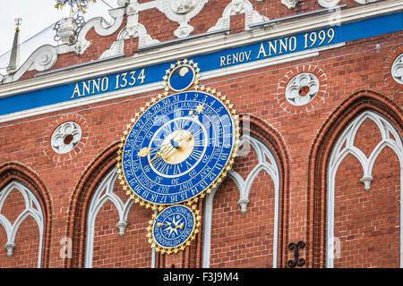 Dettaglio di orologio astronomico in la Casa delle Teste Nere, Riga, Lettonia Foto Stock