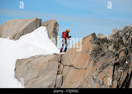 Alpinista, Aiguille du Midi, il Massiccio del Monte Bianco, Chamonix, sulle Alpi francesi, Haute Savoie, Francia, Europa Foto Stock