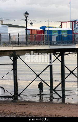 Metal detectorist sulla spiaggia di Paignton, Regno Unito, porto, costa, leisure, mare sud, vacanze, soleggiato, estate, tradizionale, nuvole, t Foto Stock