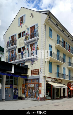 Murale dipinto sul muro di un edificio, Compagnie des Guides, Chamonix Mont Blanc, Francia, Europa Foto Stock