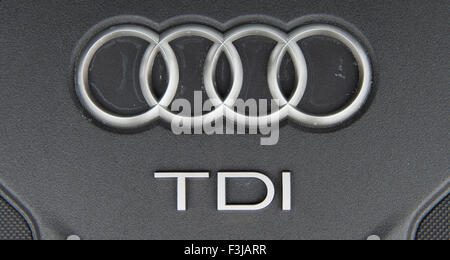 Wolfsburg, Germania. Il 7 ottobre, 2015. Un motori diesel TDI in un'Audi, raffigurato in Wolfsburg, Germania, 7 ottobre 2015. Fino a 11 milioni di veicoli in favore del gruppo Volkswagen sono apparentemente interessato dalle emissioni scandalo. Foto: JULIAN STRATENSCHULTE/DPA/Alamy Live News Foto Stock